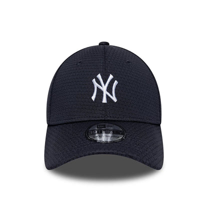 Pictured is this MLB Tech New York Yankees 39THIRTY Stretch Fit cap in navy. 2