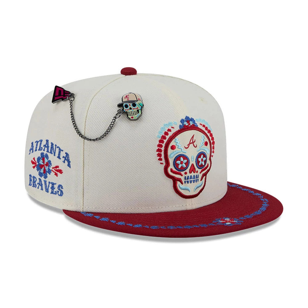 Pictured is this MLB Day Of The Dead Atlanta Braves 59FIFTY Fitted cap in light beige & dark red. 1
