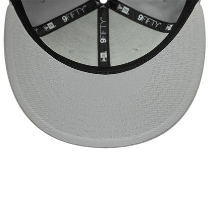 Pictured is this MLB League Essential New York Yankees 9FIFTY Snapback Adjustable cap in grey. 5