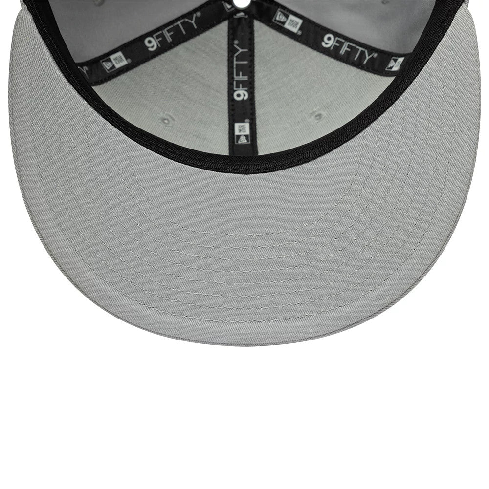 Yankees MLB League Essential Light Grey New Era 9FIFTY Snapback Adjustable Cap, inside view showing light grey undervisor contrasted by black taping with 9FIFTY branding, New Era logo and black sweatband along the inner edge.