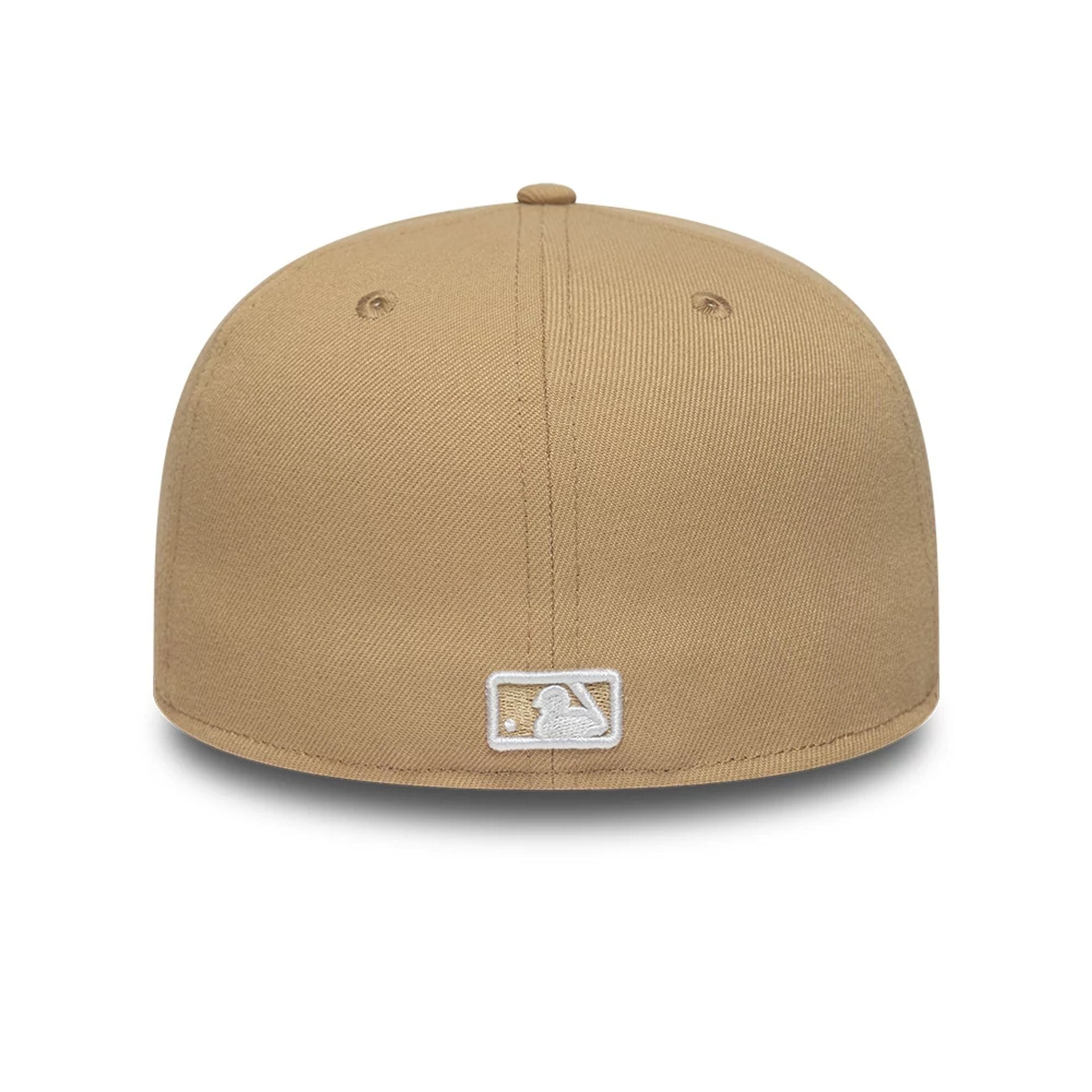 Pictured is this MLB League Essential New York Yankees 59FIFTY Fitted cap in light beige. 4