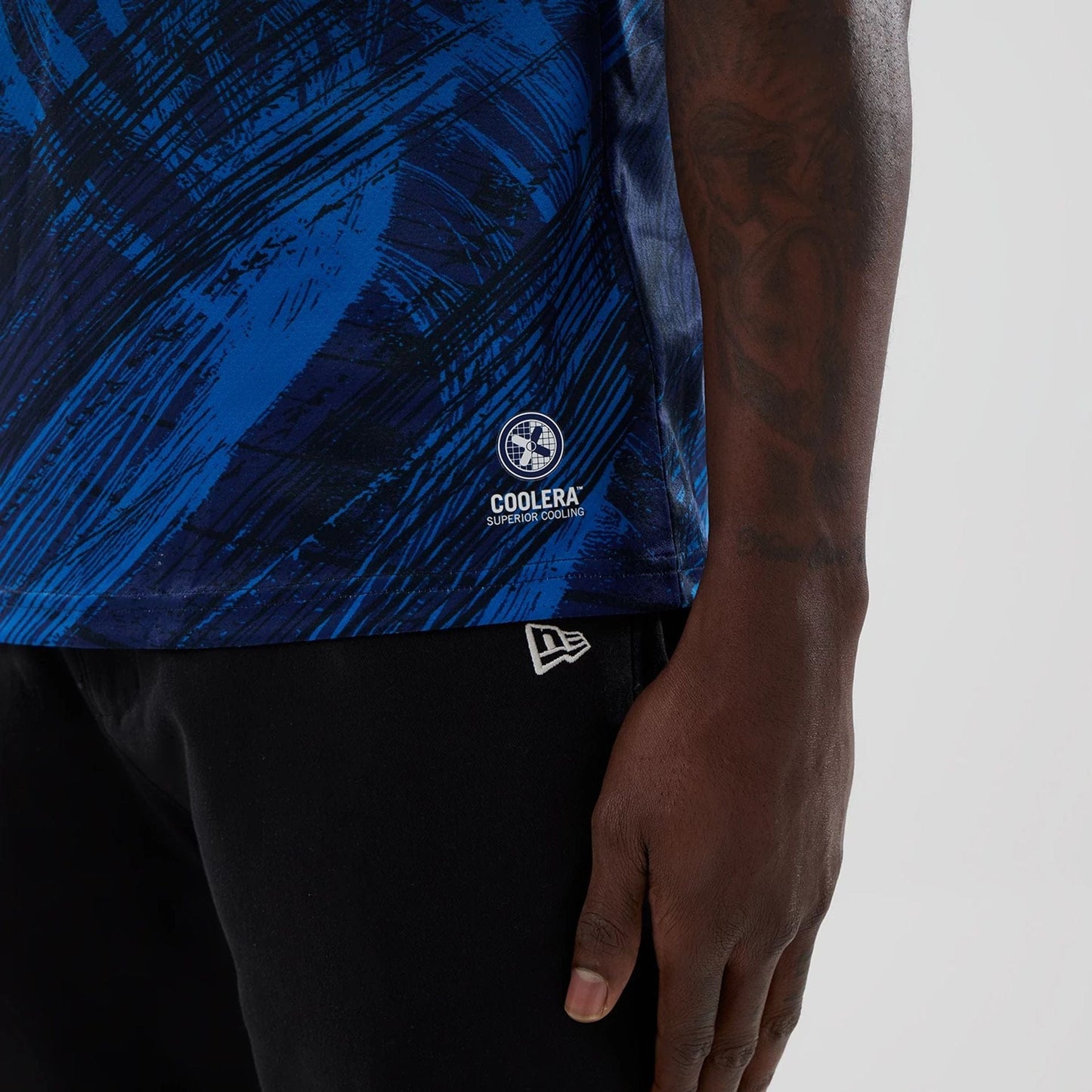 The model is wearing this Alex Albon Atlassian Williams F1 Team Tech T-shirt in navy. 7