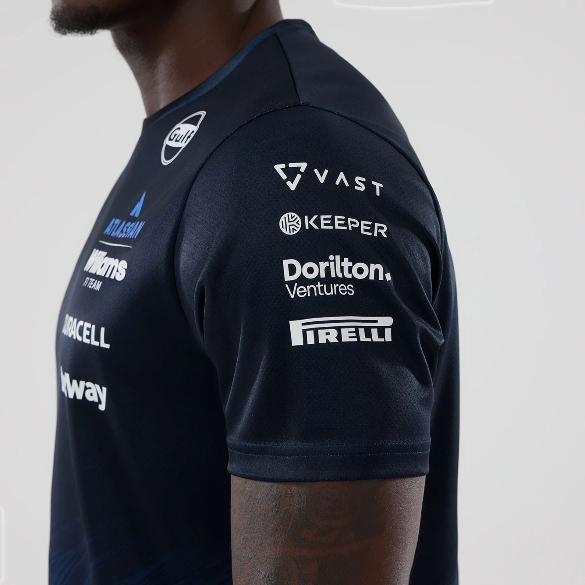 The model is wearing this Alex Albon Atlassian Williams F1 Team Tech T-shirt in navy. 5