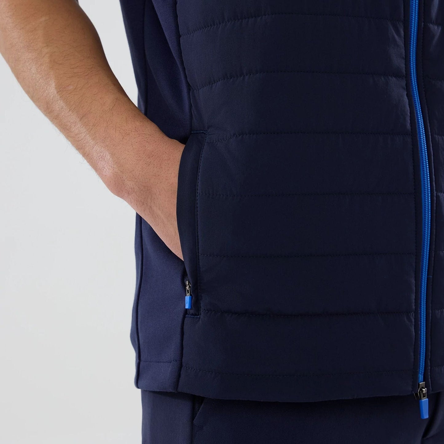 The model is wearing this Atlassian Williams F1 Team Gilet in navy. 6