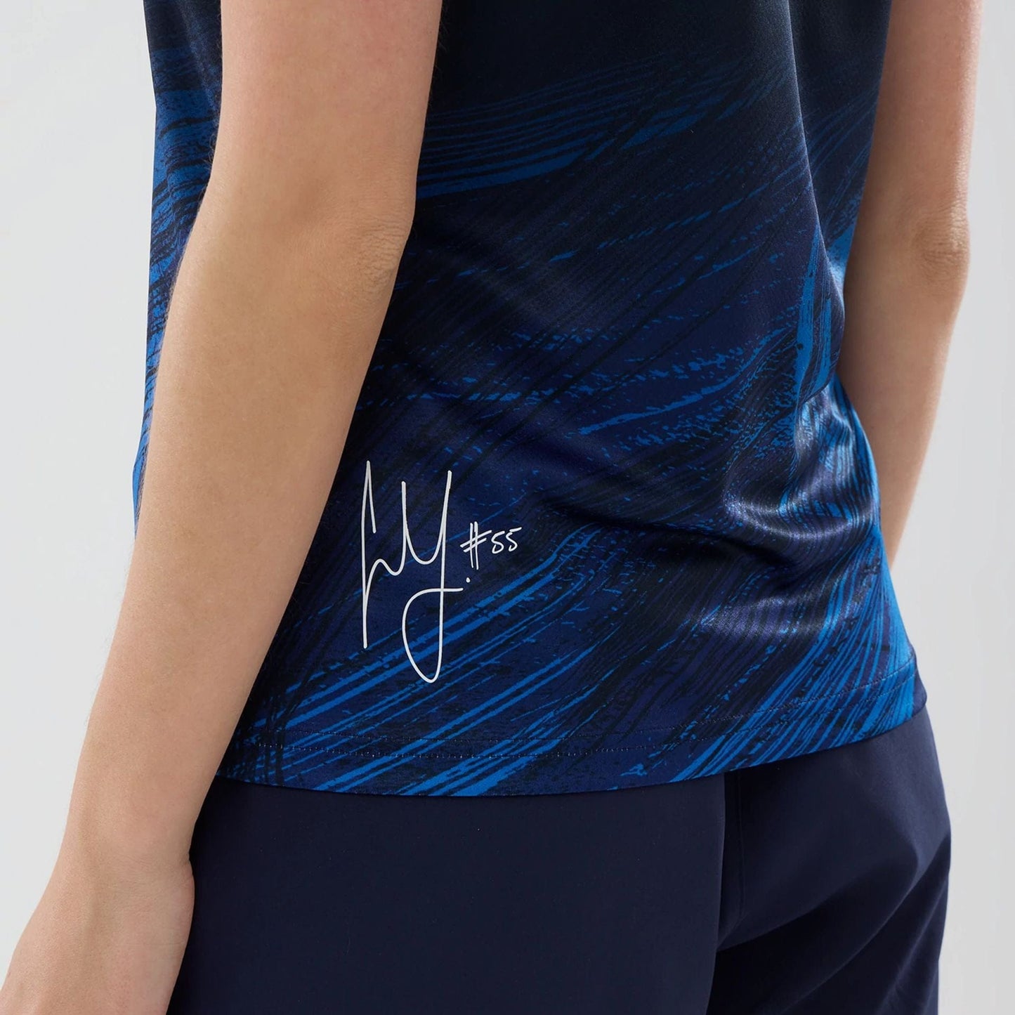 The model is wearing this Womens Carlos Sainz Atlassian Williams F1 Team Tech T-shirt in navy. 6