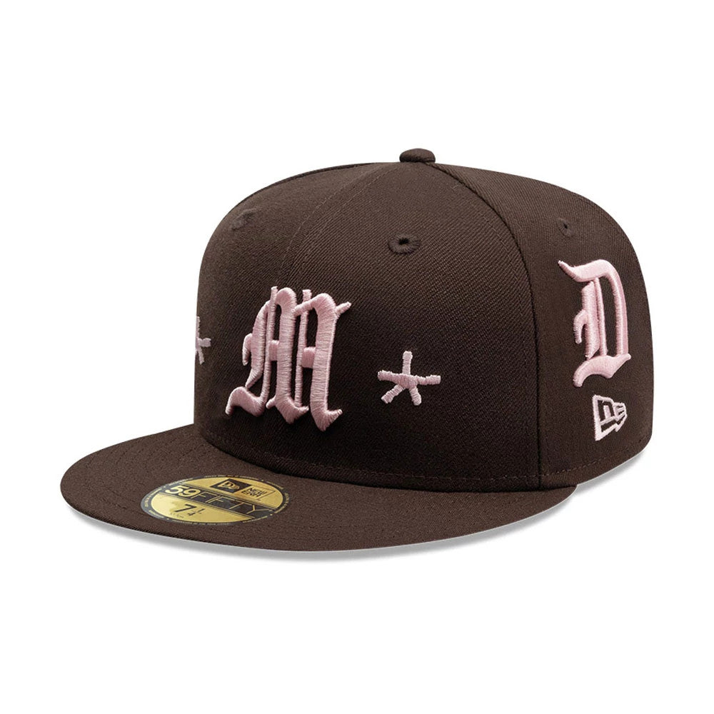 Pictured is this Mora Lo Mismo De Siempre 59FIFTY Fitted cap in dark brown. 1