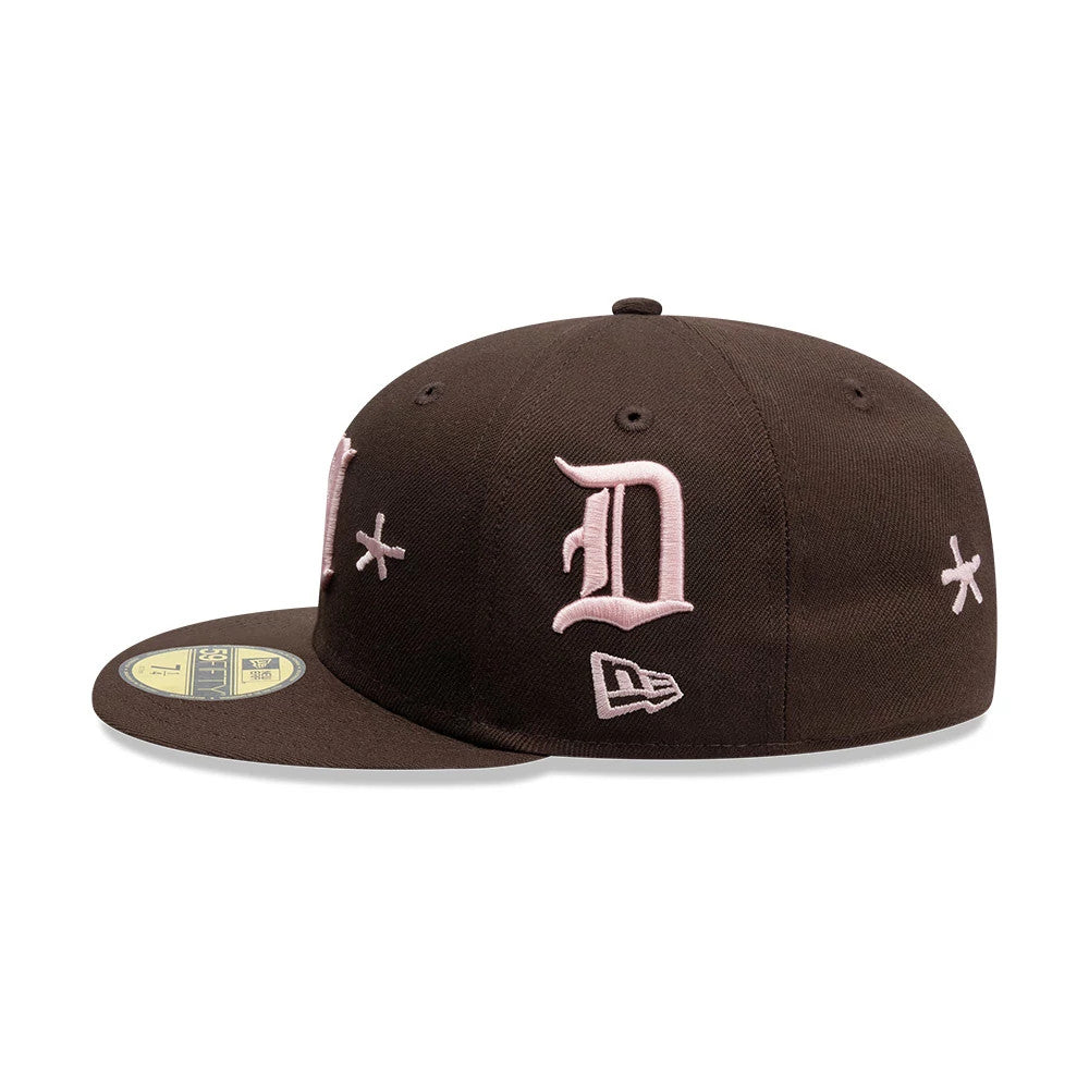 Pictured is this Mora Lo Mismo De Siempre 59FIFTY Fitted cap in dark brown. 5