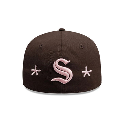 Pictured is this Mora Lo Mismo De Siempre 59FIFTY Fitted cap in dark brown. 6