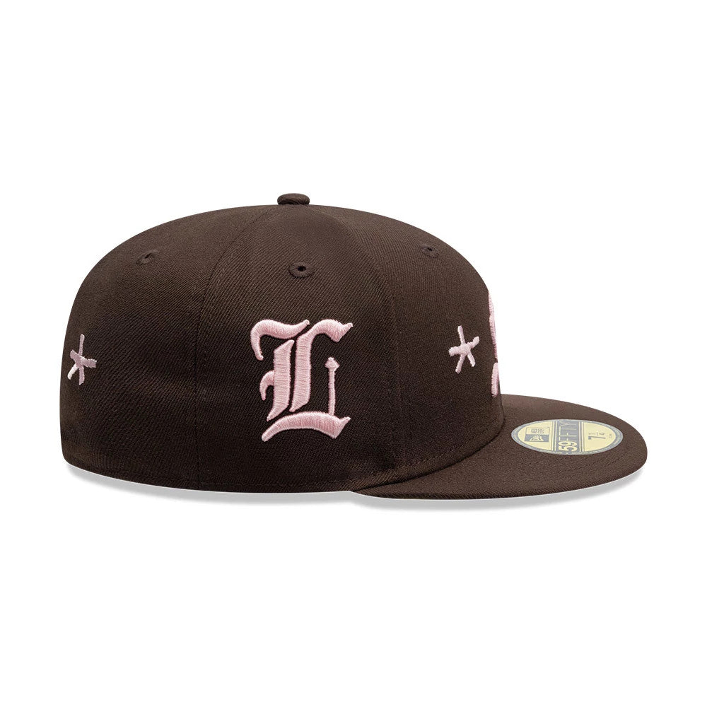 Pictured is this Mora Lo Mismo De Siempre 59FIFTY Fitted cap in dark brown. 7