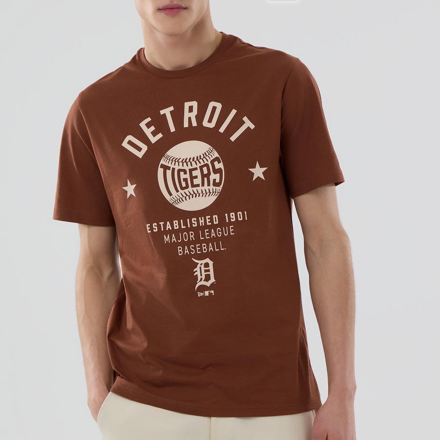 The model is wearing this MLB Graphic Detroit Tigers T-Shirt in brown. 3