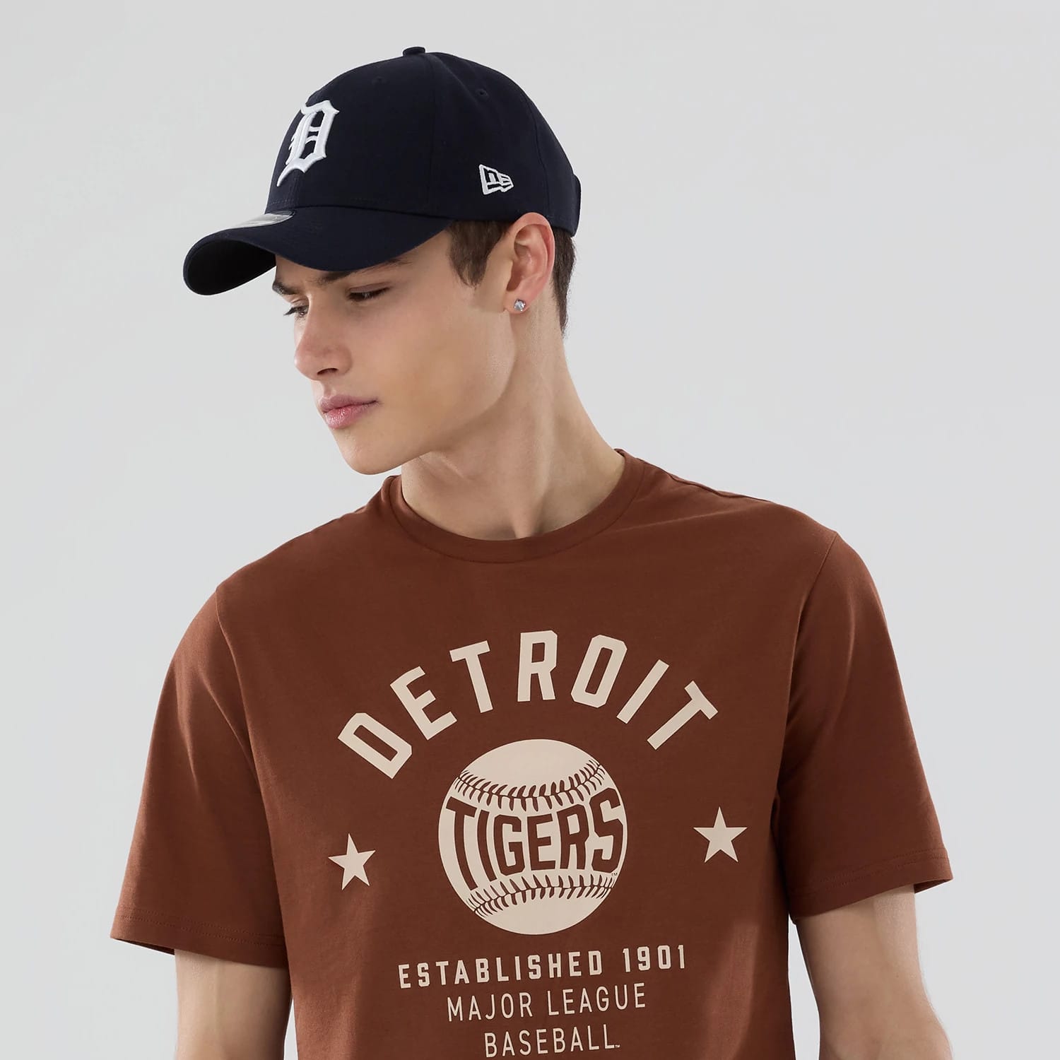 The model is wearing this MLB Graphic Detroit Tigers T-Shirt in brown. 6