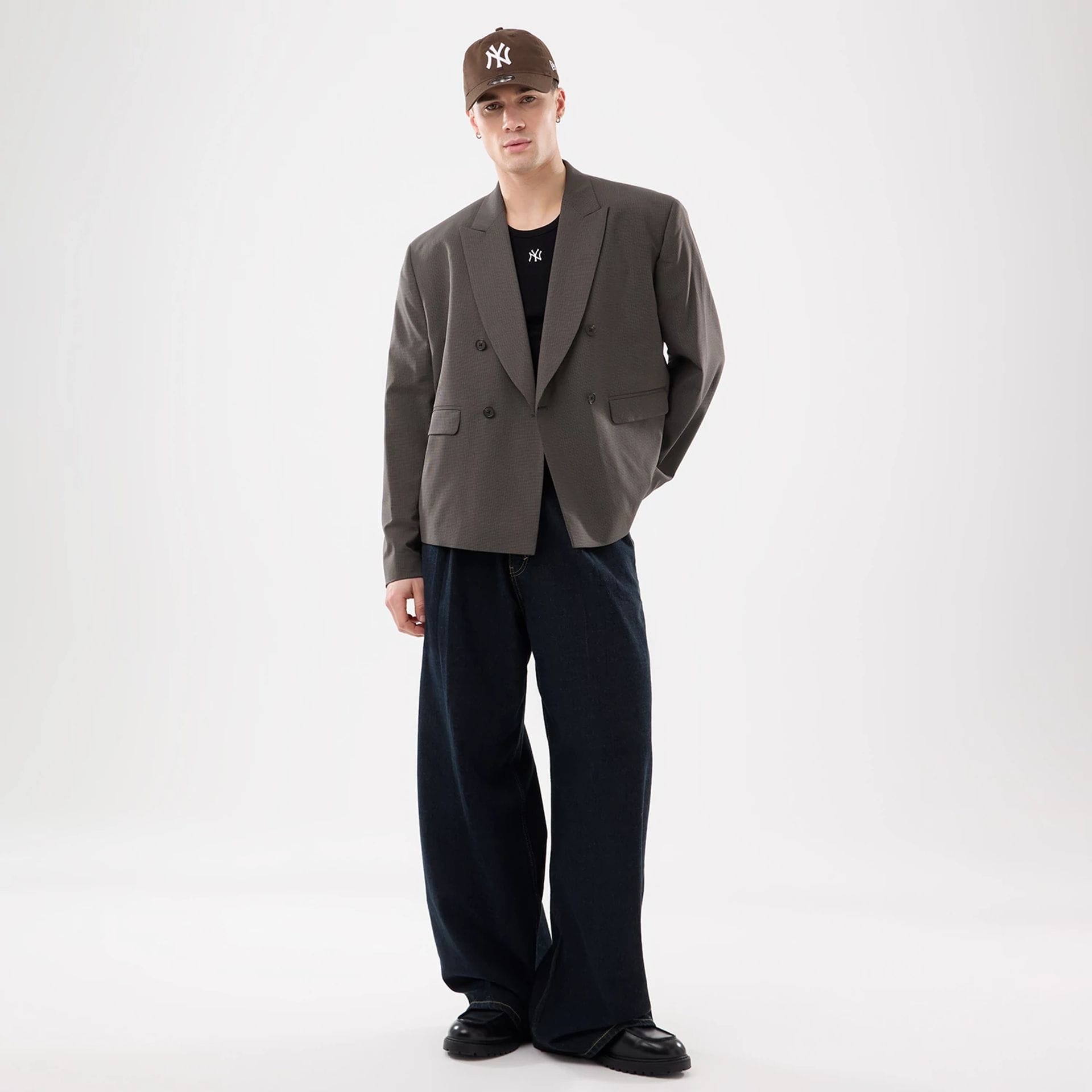 The model is wearing this MLB Rib New York Yankees Vest in black. 3