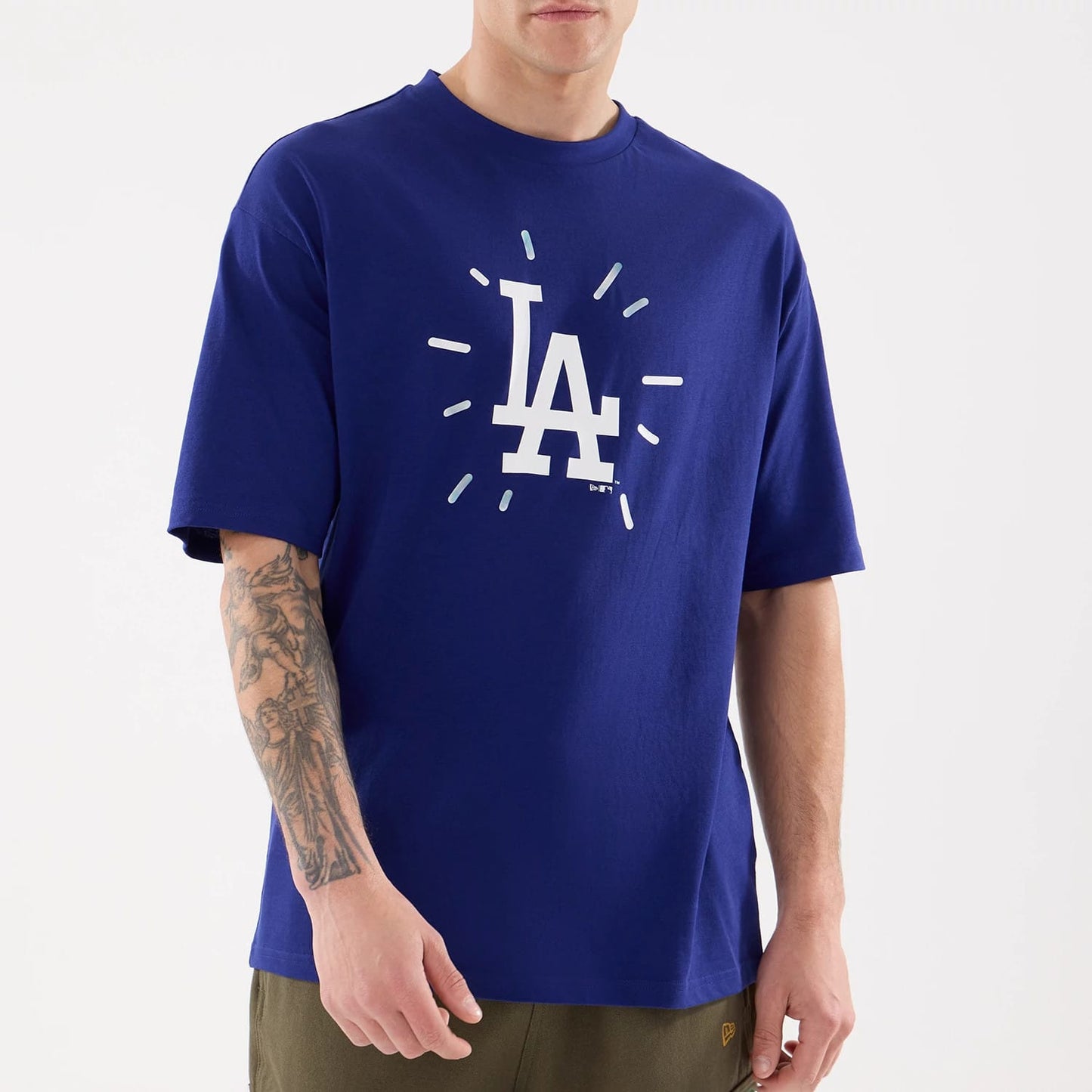The model is wearing this MLB 59FIFTY Day Graphic LA Dodgers T-Shirt in dark blue. 5