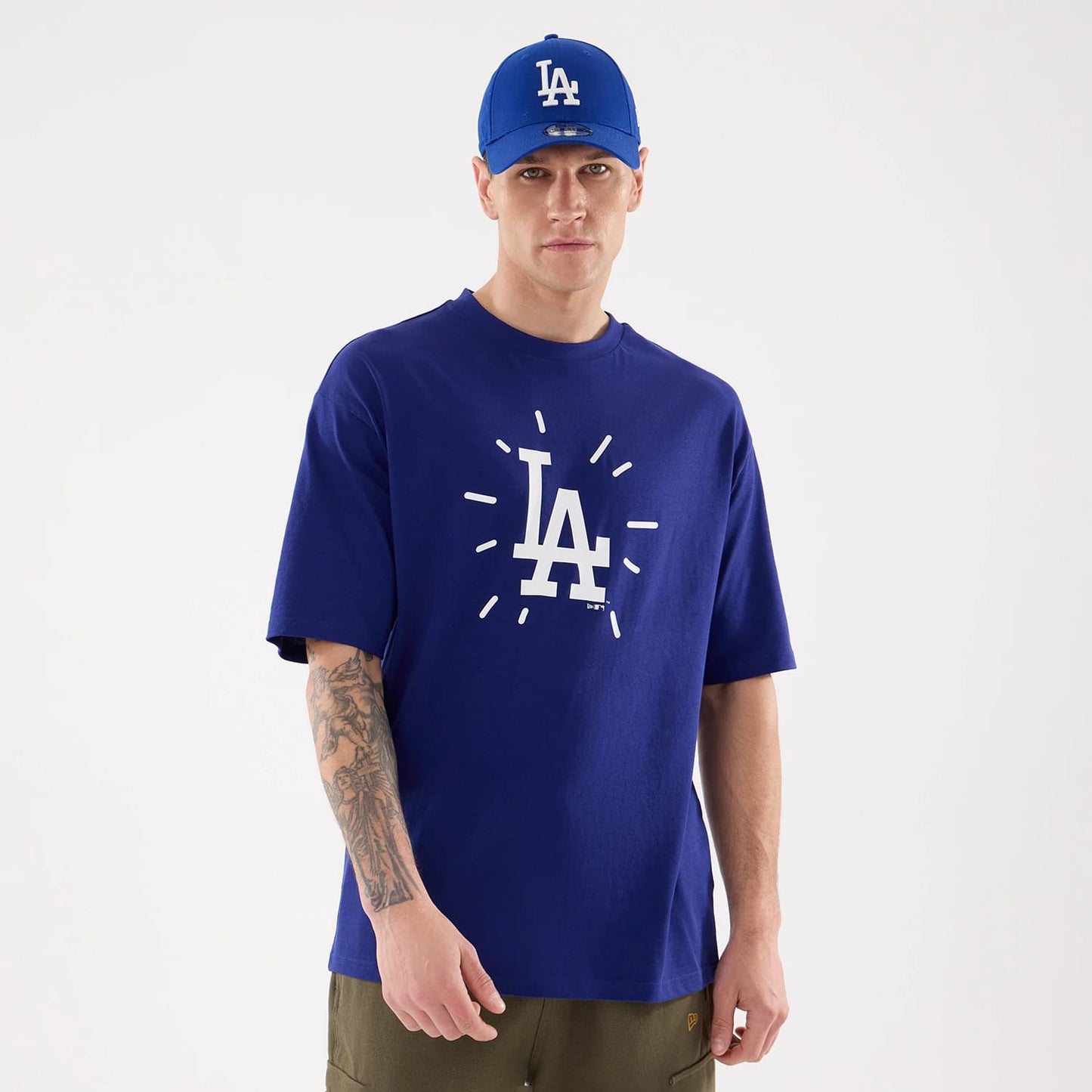 The model is wearing this MLB 59FIFTY Day Graphic LA Dodgers T-Shirt in dark blue. 1