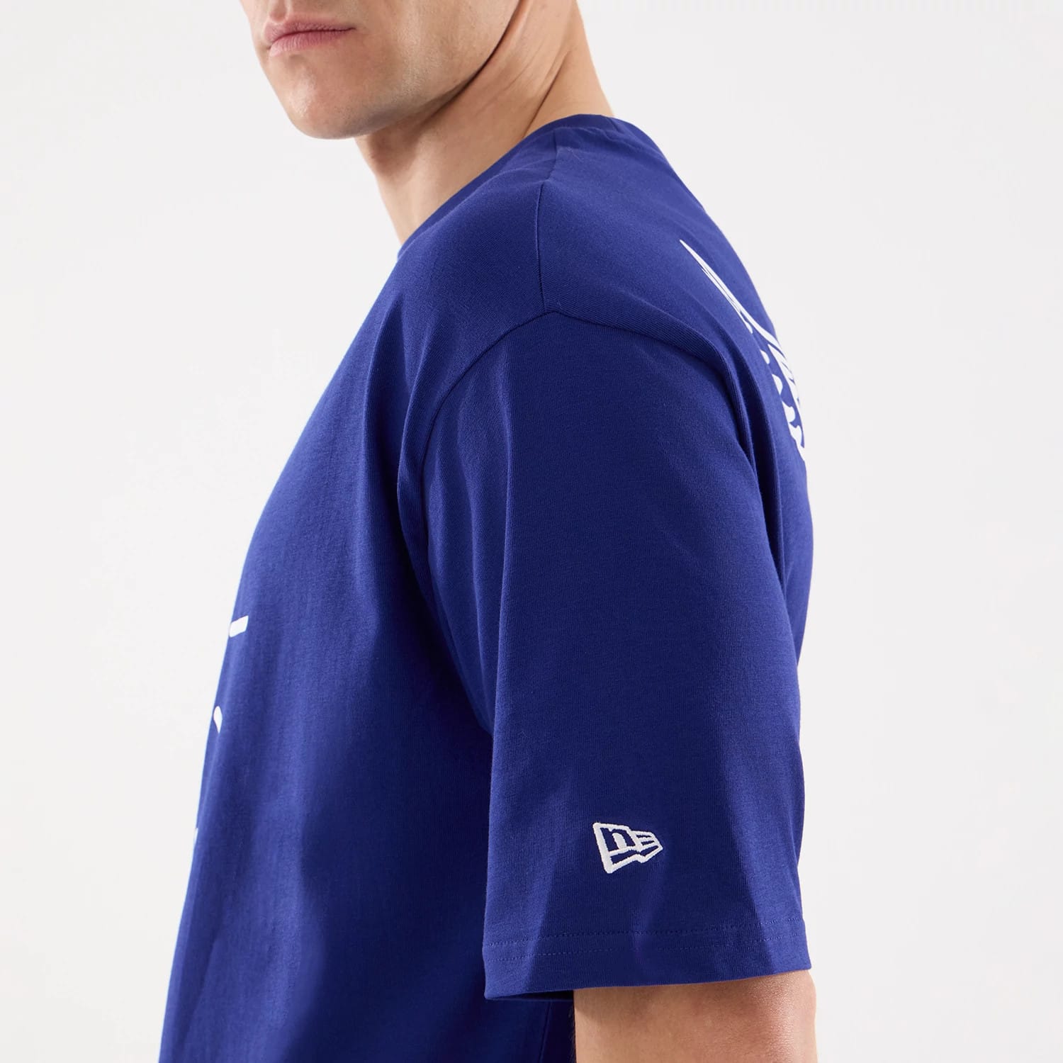 The model is wearing this MLB 59FIFTY Day Graphic LA Dodgers T-Shirt in dark blue. 6
