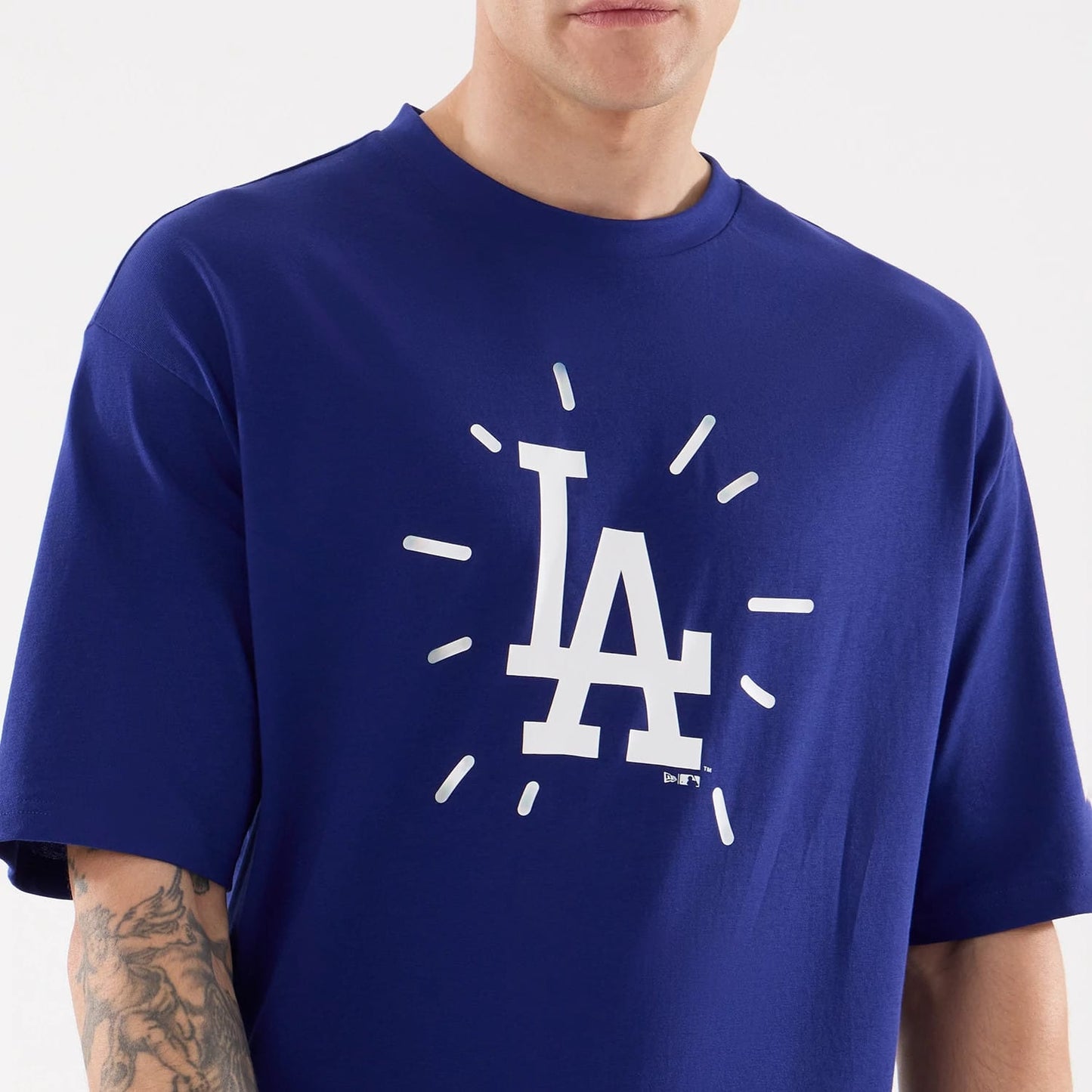 The model is wearing this MLB 59FIFTY Day Graphic LA Dodgers T-Shirt in dark blue. 3