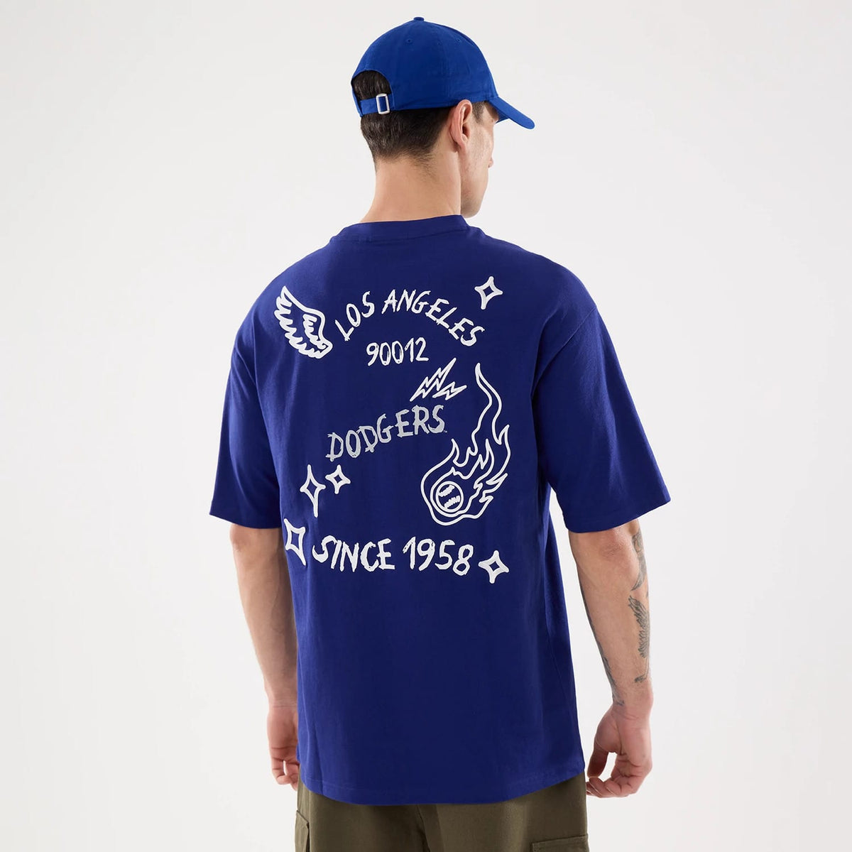 The model is wearing this MLB 59FIFTY Day Graphic LA Dodgers T-Shirt in dark blue. 2