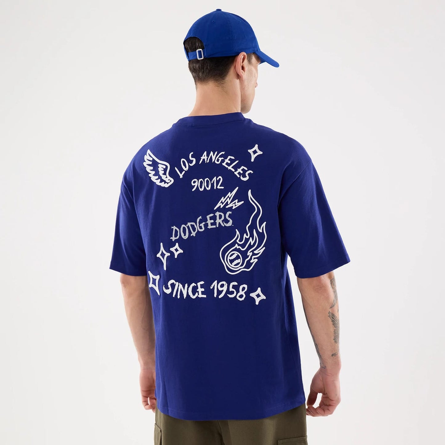 The model is wearing this MLB 59FIFTY Day Graphic LA Dodgers T-Shirt in dark blue. 2