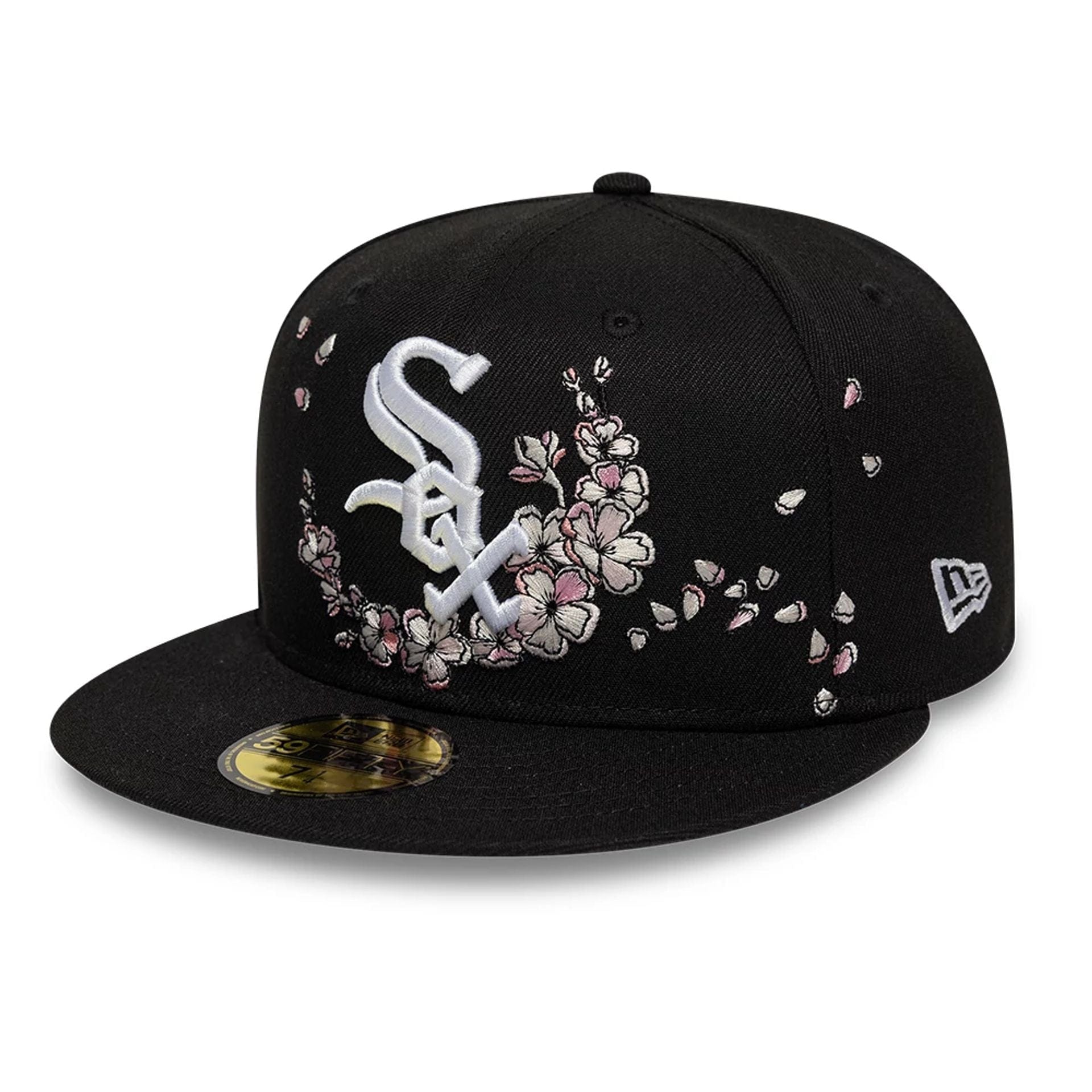 Pictured is this MLB Cherry Blossom Chicago White Sox 59FIFTY Fitted cap in black. 1