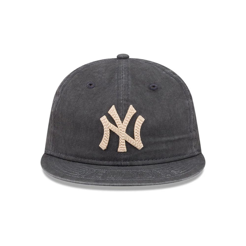 Pictured is this MLB 59FIFTY Day New York Yankees Retro Crown 59FIFTY Fitted cap in black. 3
