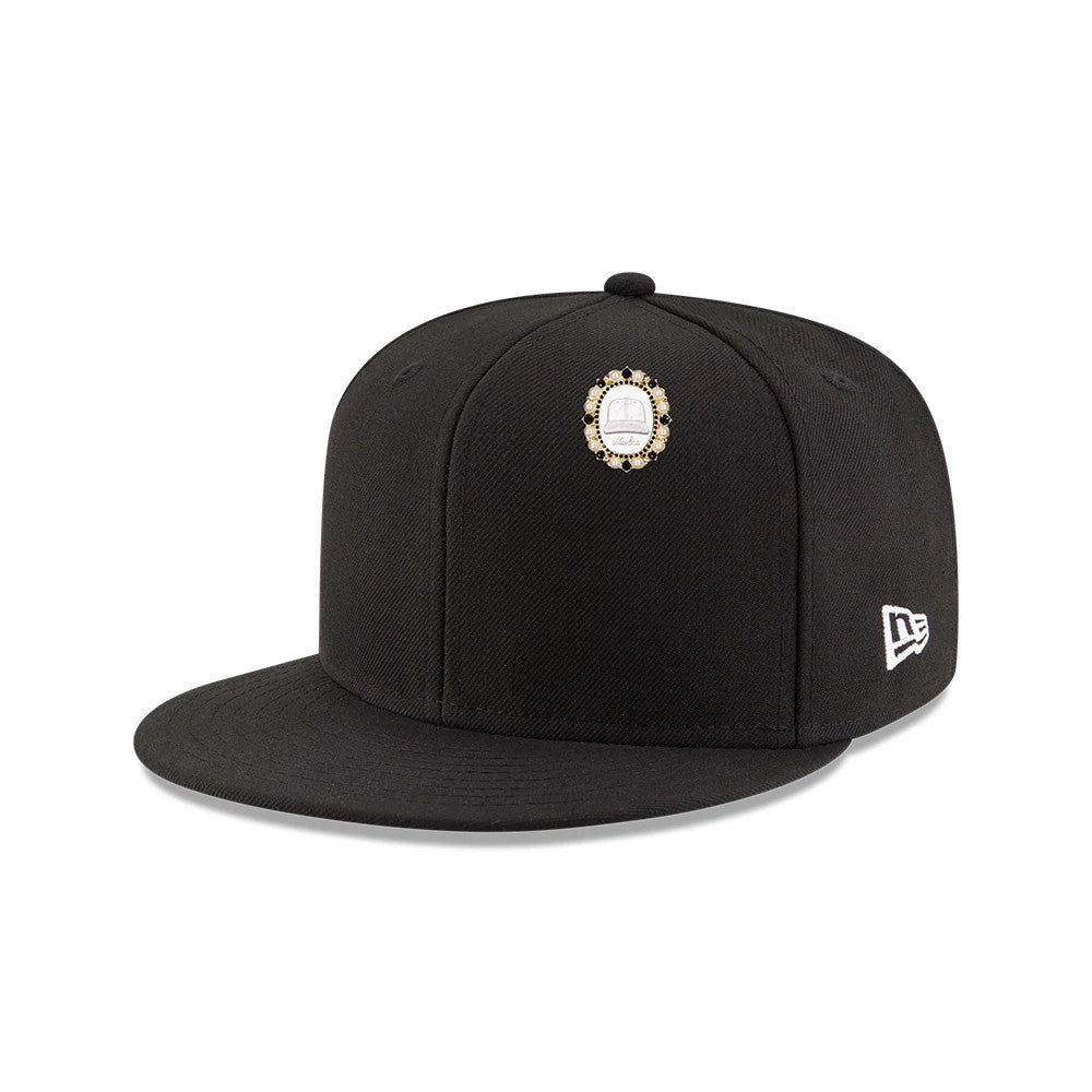 Pictured is this New Era 59FIFTY Day Brooch Pin Badge in black. 2