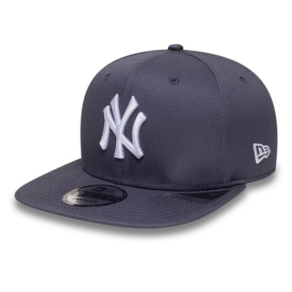 Pictured is this MLB League Essential New York Yankees 9FIFTY Snapback cap in grey. 1