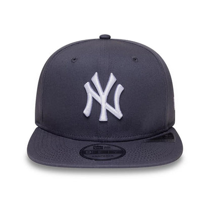 Pictured is this MLB League Essential New York Yankees 9FIFTY Snapback cap in grey. 2