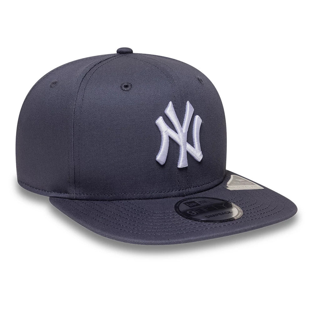 Pictured is this MLB League Essential New York Yankees 9FIFTY Snapback cap in dark grey. 3
