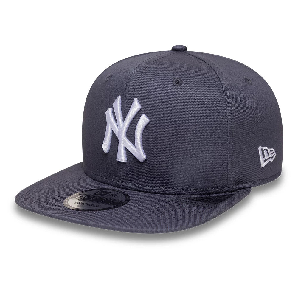 Pictured is this MLB League Essential New York Yankees 9FIFTY Snapback cap in dark grey. 1
