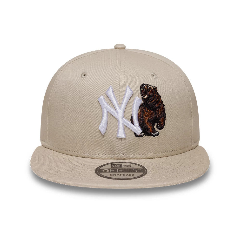 Pictured is this MLB Outdoor Icon New York Yankees 9FIFTY Snapback cap in light beige. 2