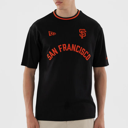 The model is wearing this MLB San Francisco Giants Oversized T-Shirt in black. 4