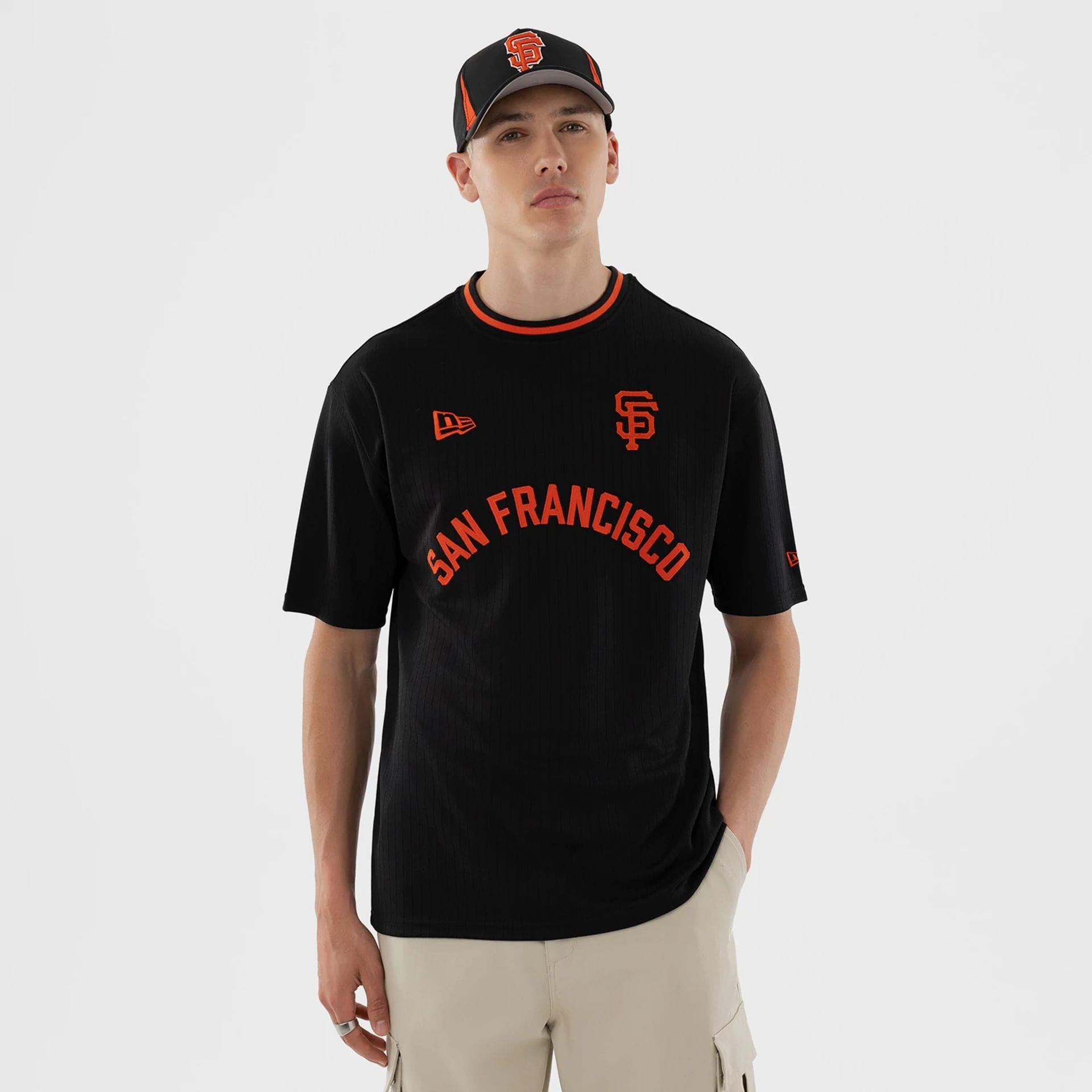 The model is wearing this MLB San Francisco Giants T-Shirt in black. 1
