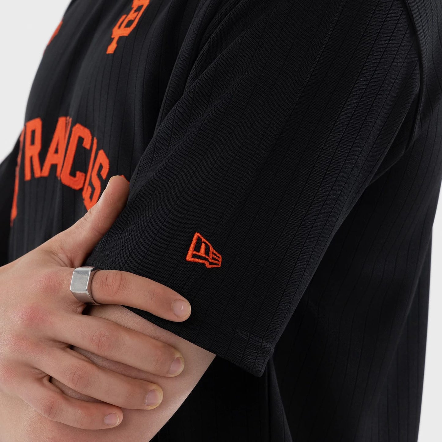 The model is wearing this MLB San Francisco Giants Oversized T-Shirt in black. 5