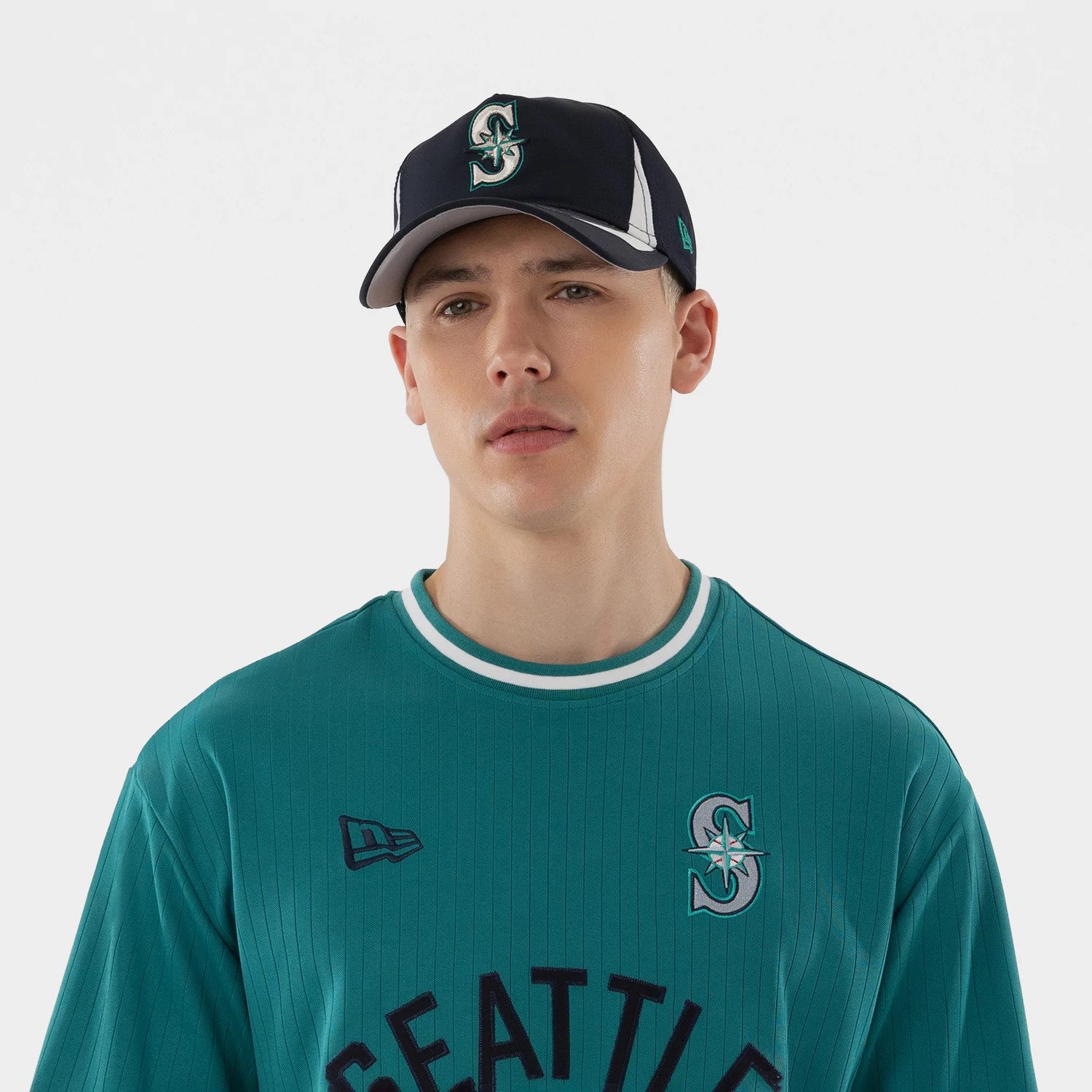 The model is wearing this MLB Seattle Mariners Oversized T-Shirt in green. 3