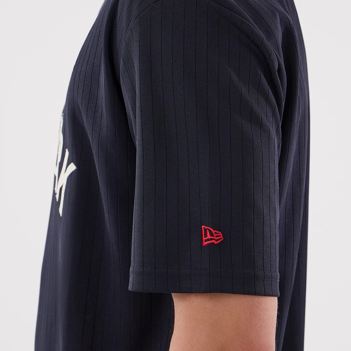 The model is wearing this MLB New York Yankees Oversized T-Shirt in navy. 5