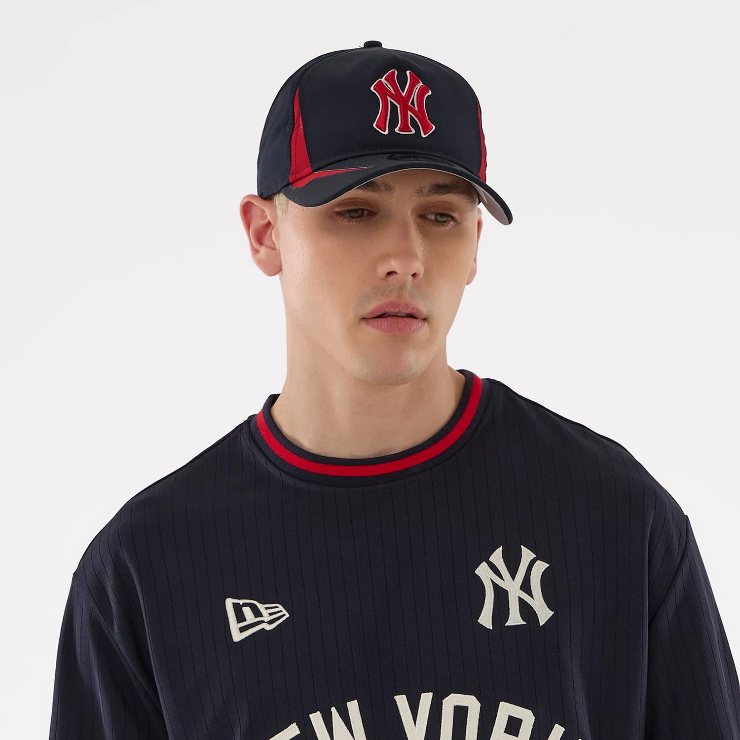 The model is wearing this MLB New York Yankees Oversized T-Shirt in navy. 6