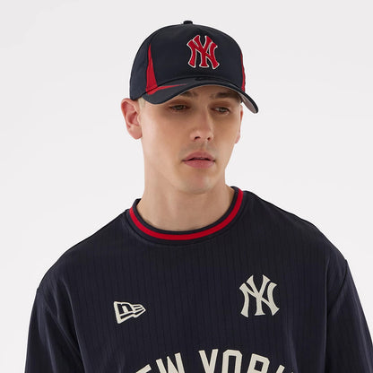 The model is wearing this MLB New York Yankees Oversized T-Shirt in navy. 6