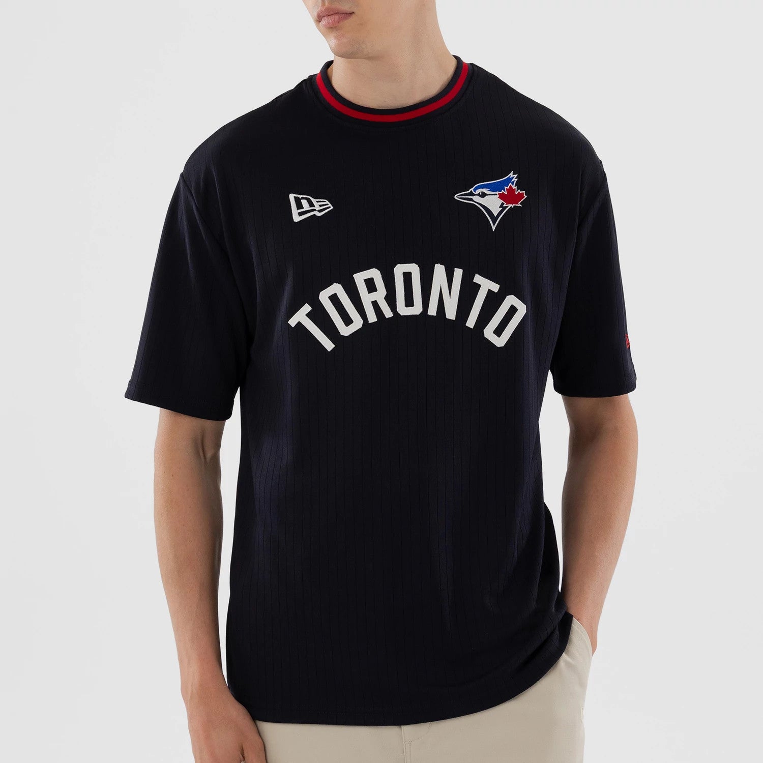 The model is wearing this MLB Toronto Blue Jays Oversized T-Shirt in navy. 4