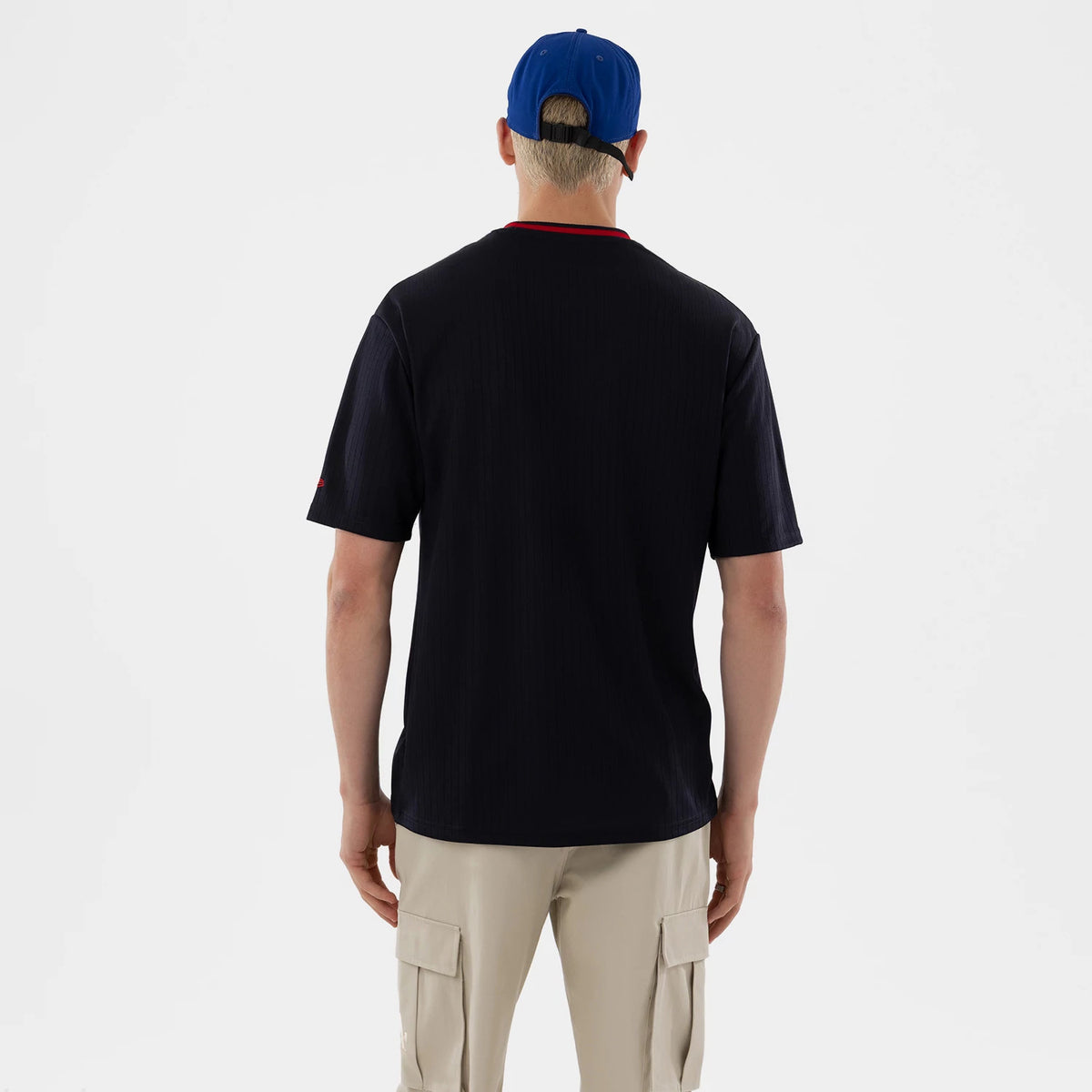 The model is wearing this MLB Toronto Blue Jays Oversized T-Shirt in navy. 2