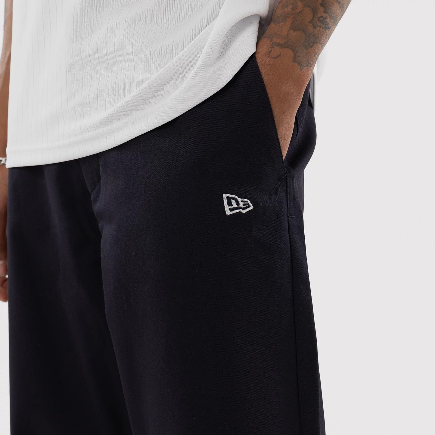 The model is wearing this MLB LA Dodgers Chino Trousers in navy. 6