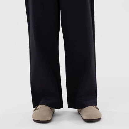 The model is wearing this MLB LA Dodgers Chino Trousers in navy. 7