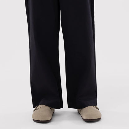 The model is wearing this MLB LA Dodgers Chino Trousers in navy. 7