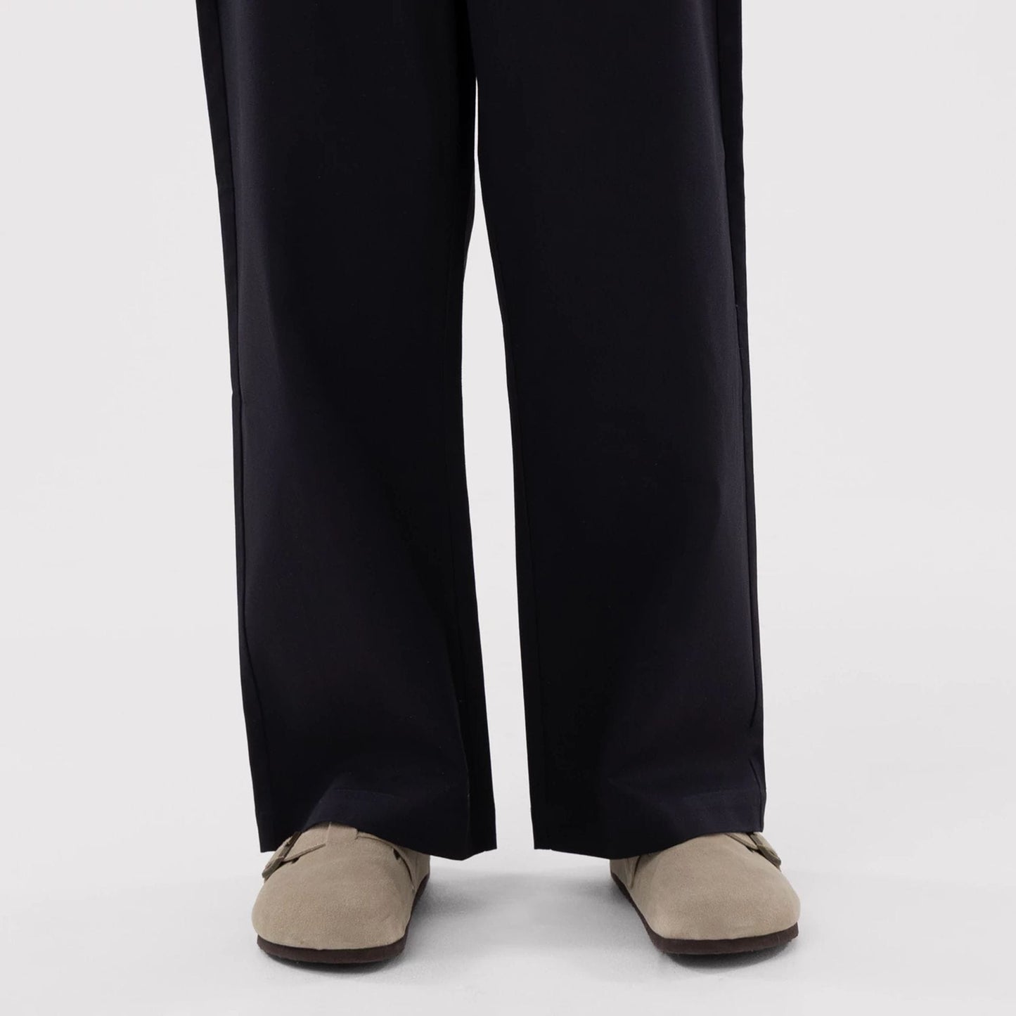 The model is wearing this MLB LA Dodgers Chino Trousers in navy. 7