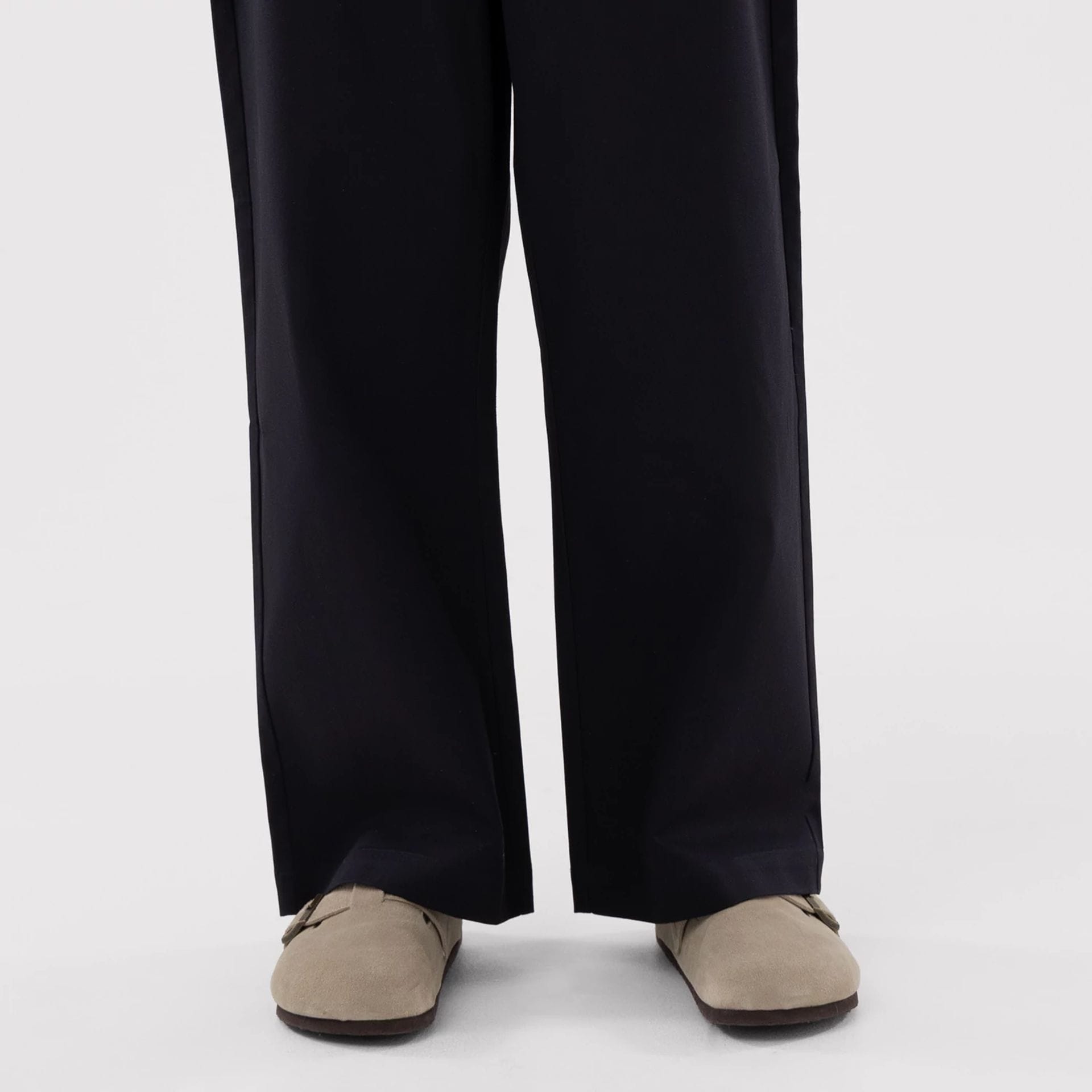 The model is wearing this MLB LA Dodgers Chino Trousers in navy. 7
