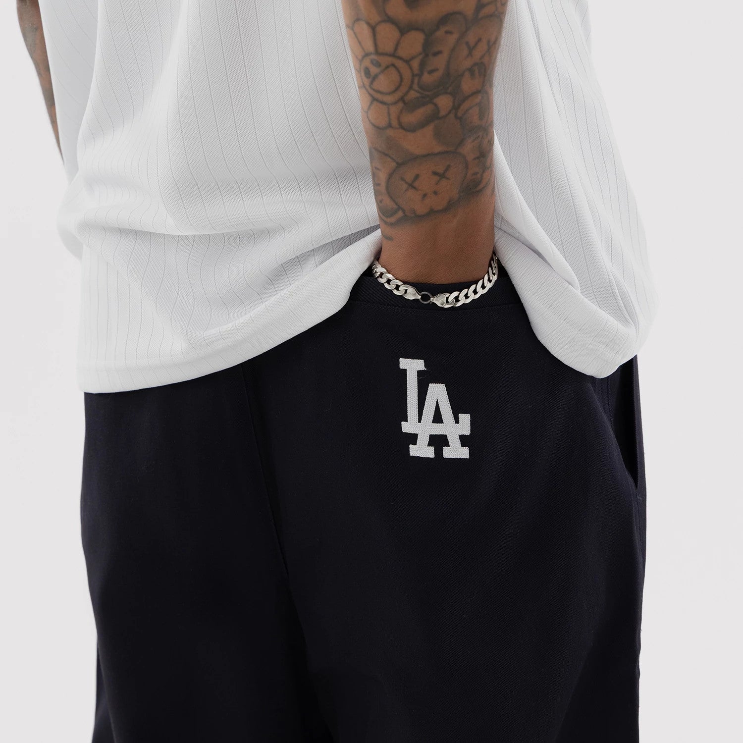 The model is wearing this MLB LA Dodgers Chino Trousers in navy. 4