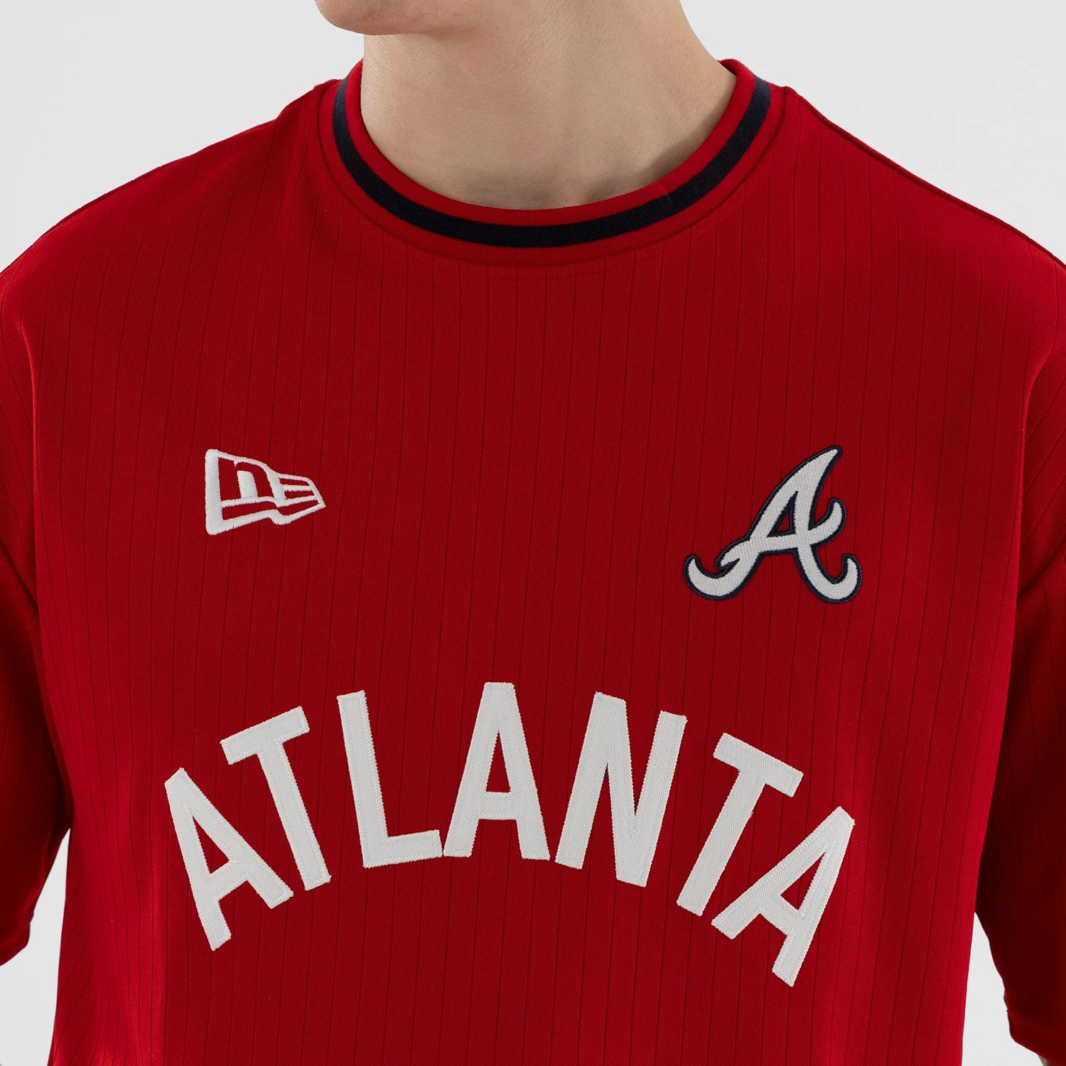 The model is wearing this MLB Atlanta Braves Oversized T-Shirt in red. 4