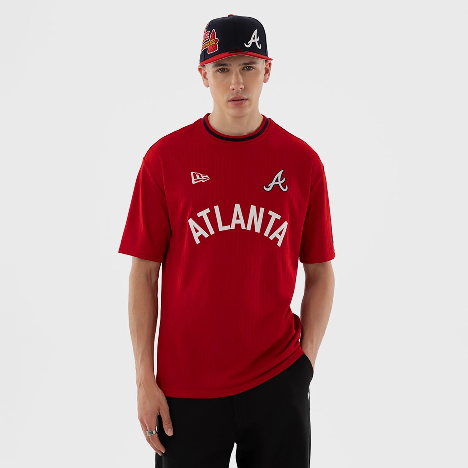 The model is wearing this MLB Atlanta Braves Oversized T-Shirt in red. 1
