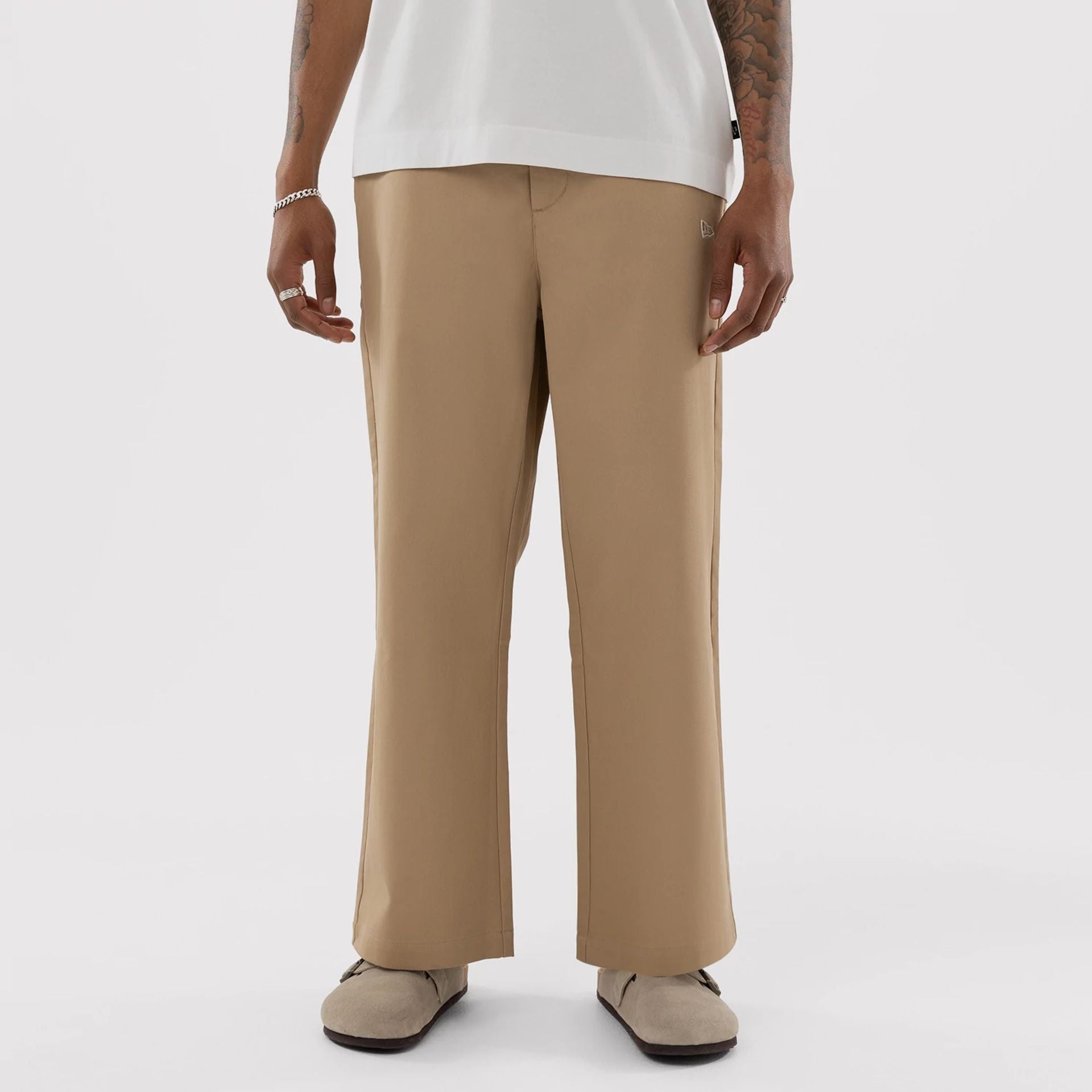 The model is wearing this MLB Athletics Chino Trousers in light beige. 7