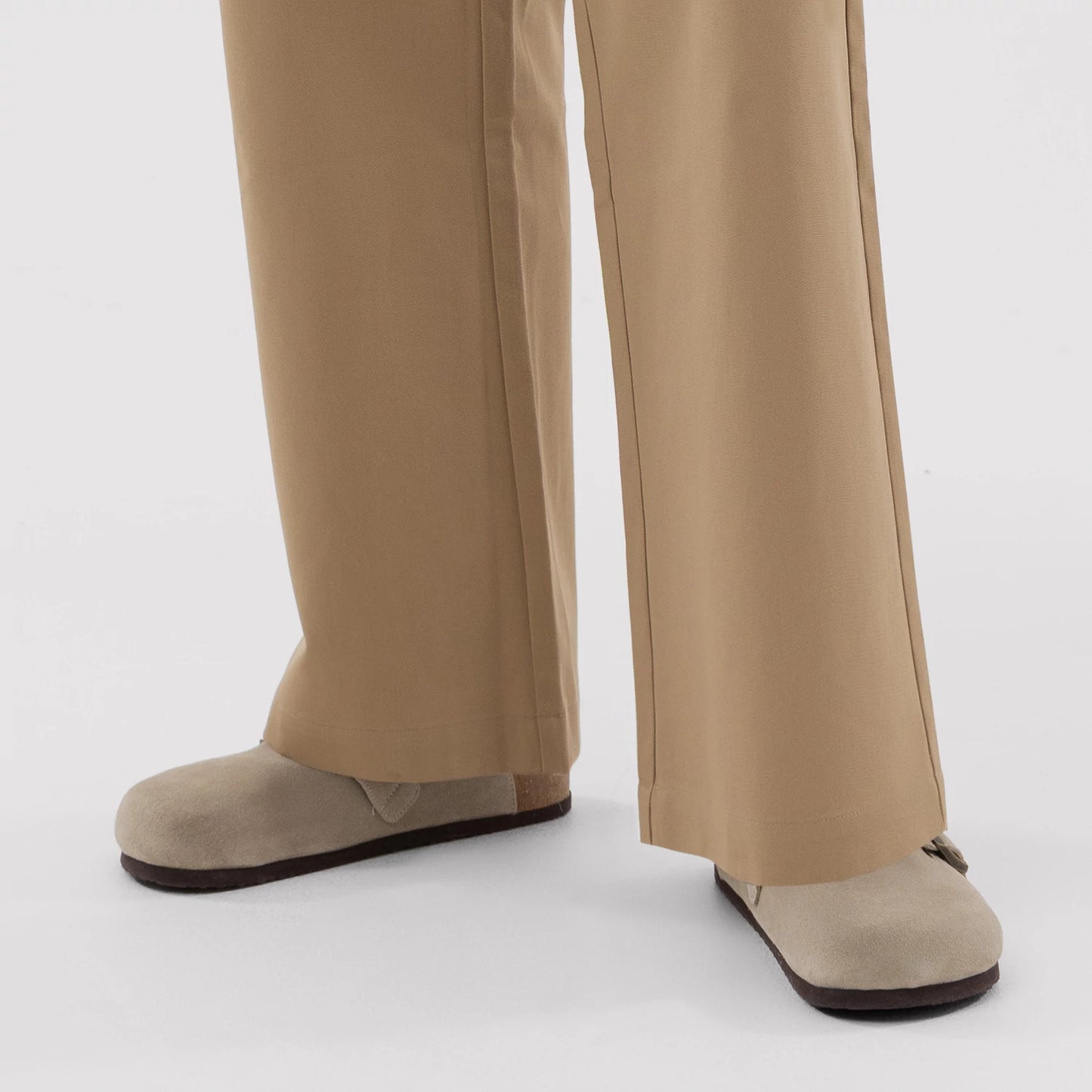 The model is wearing this MLB Athletics Chino Trousers in light beige. 6