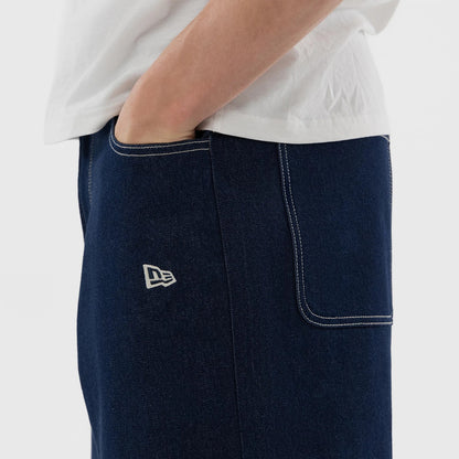 The model is wearing this MLB Jort New York Yankees Oversized Shorts in dark blue. 6